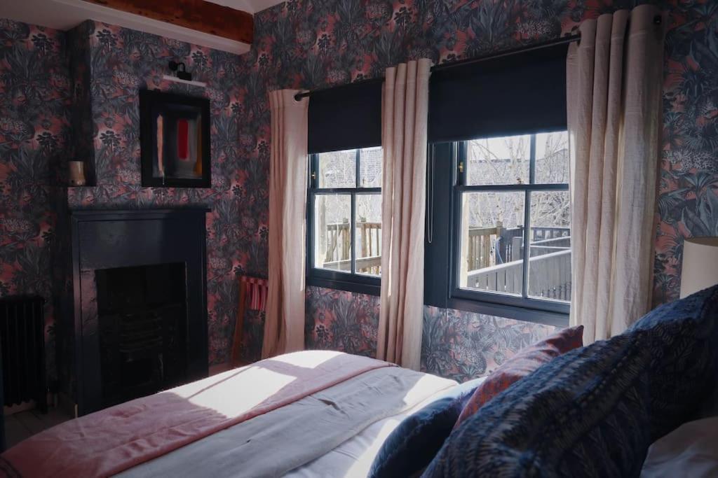 Primrose Cottage - With Private Courtyard & Sun Terrace In Central Бат Екстер'єр фото