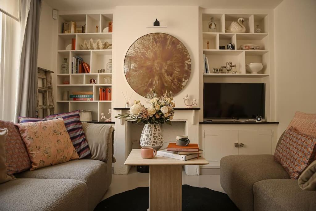 Primrose Cottage - With Private Courtyard & Sun Terrace In Central Бат Екстер'єр фото