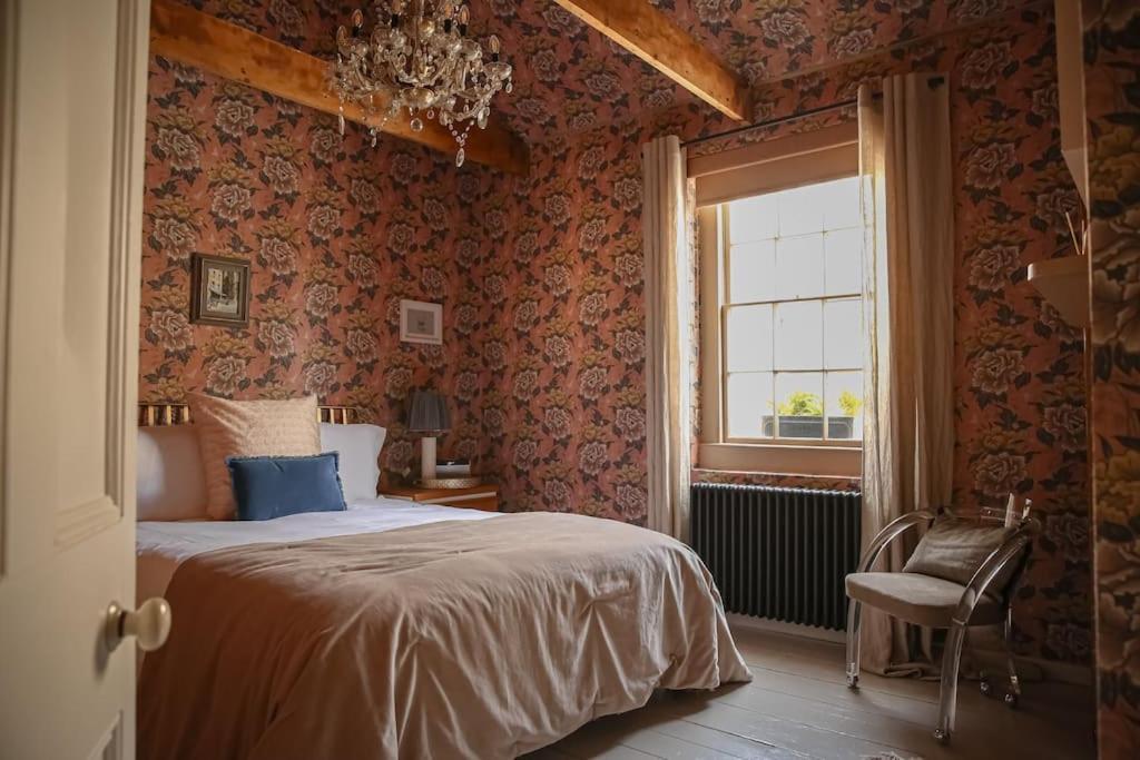 Primrose Cottage - With Private Courtyard & Sun Terrace In Central Бат Екстер'єр фото