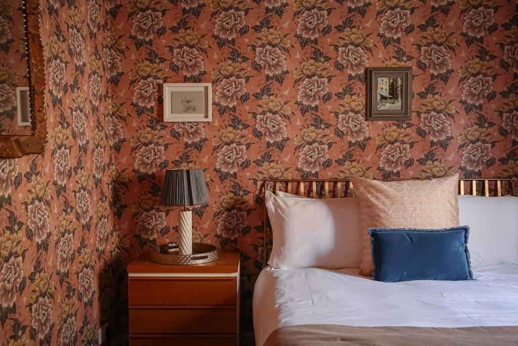 Primrose Cottage - With Private Courtyard & Sun Terrace In Central Бат Екстер'єр фото